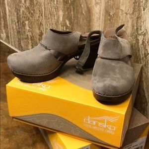 Dansko Riley Milled Nubuck/Taupe size 38